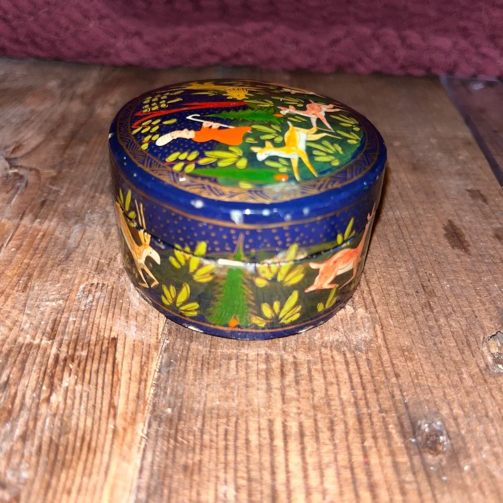 Unbranded vintage trinket